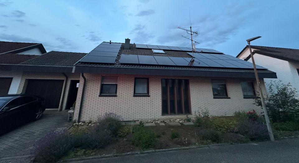 Wohnhaus mit Photovoltaik in der Abenddämmerung