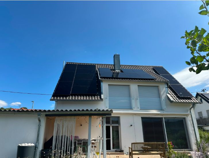 Einfamilienhaus mit Solarmodulen auf dem Dach