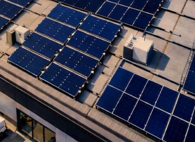 Solarmodule auf einem Flachdach eines Gewerbegebäudes