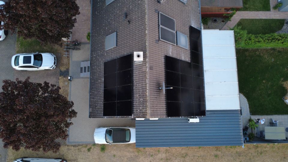 Luftaufnahme: Module auf beiden Dachseiten